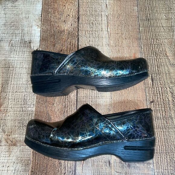 dansko nursing clogs *damaged* - Picture 7 of 11